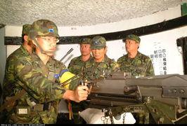 台湾军官吃瓜图片真实,揭秘军营生活趣味瞬间