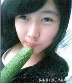 美女在学校吃瓜,美女同学的热议瞬间