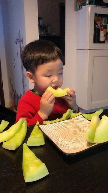 默默吃瓜的图片,揭秘网络热议背后的真相