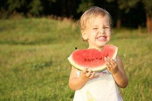 夏天吃瓜的宝宝,宝宝们的甜蜜瓜果时光
