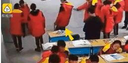 学生聚众吃瓜视频播放,学生聚众吃瓜，视频播放引发热议