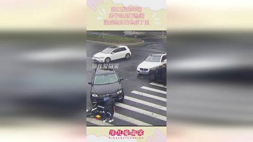 路口车祸男子吃瓜,引发网友热议