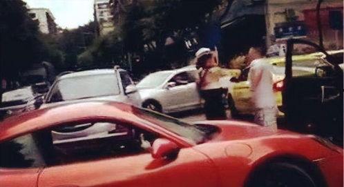 保时捷女司机吃瓜,一场网络狂欢背后的真相