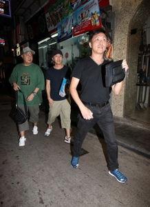 美式保安劝架吃瓜,吃瓜群众见证智慧与冷静